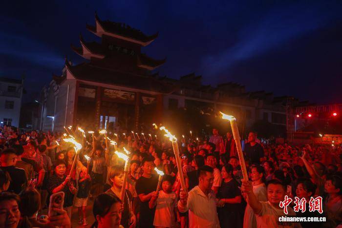 江西新余：篝火映紅移民村 彝漢共慶火把節