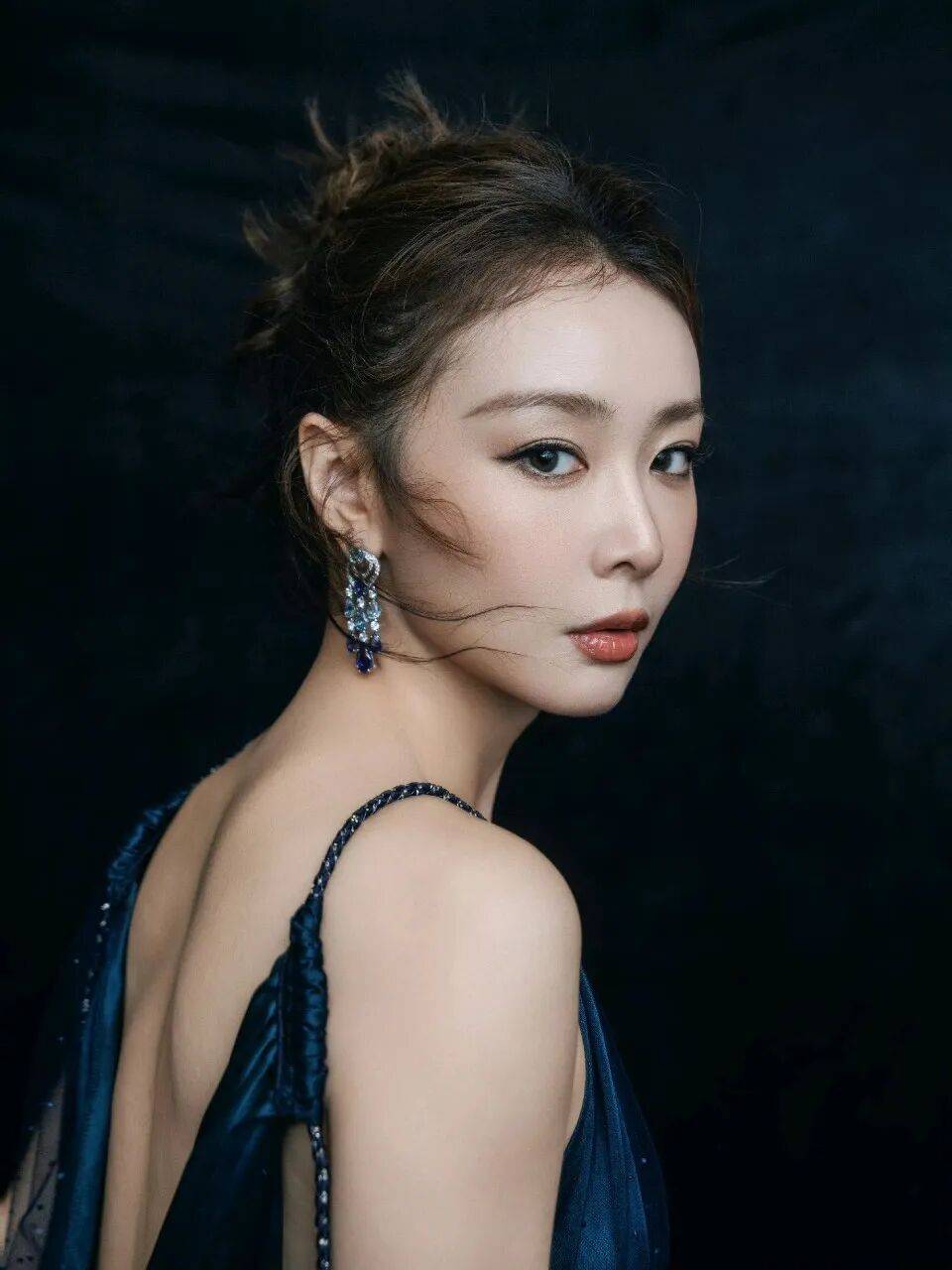 原創高葉的“大嫂”美學到底有多絕？深藍星河與黑金刺繡，把高階感拿捏得死死的！