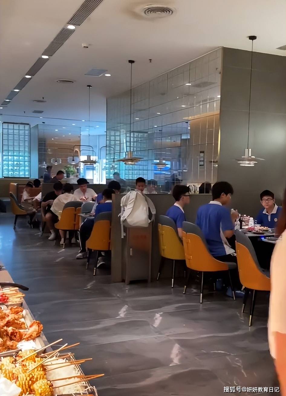 原創“有錢到無法想象！”高階餐廳內80%都是深二代小學生，家長看清現實