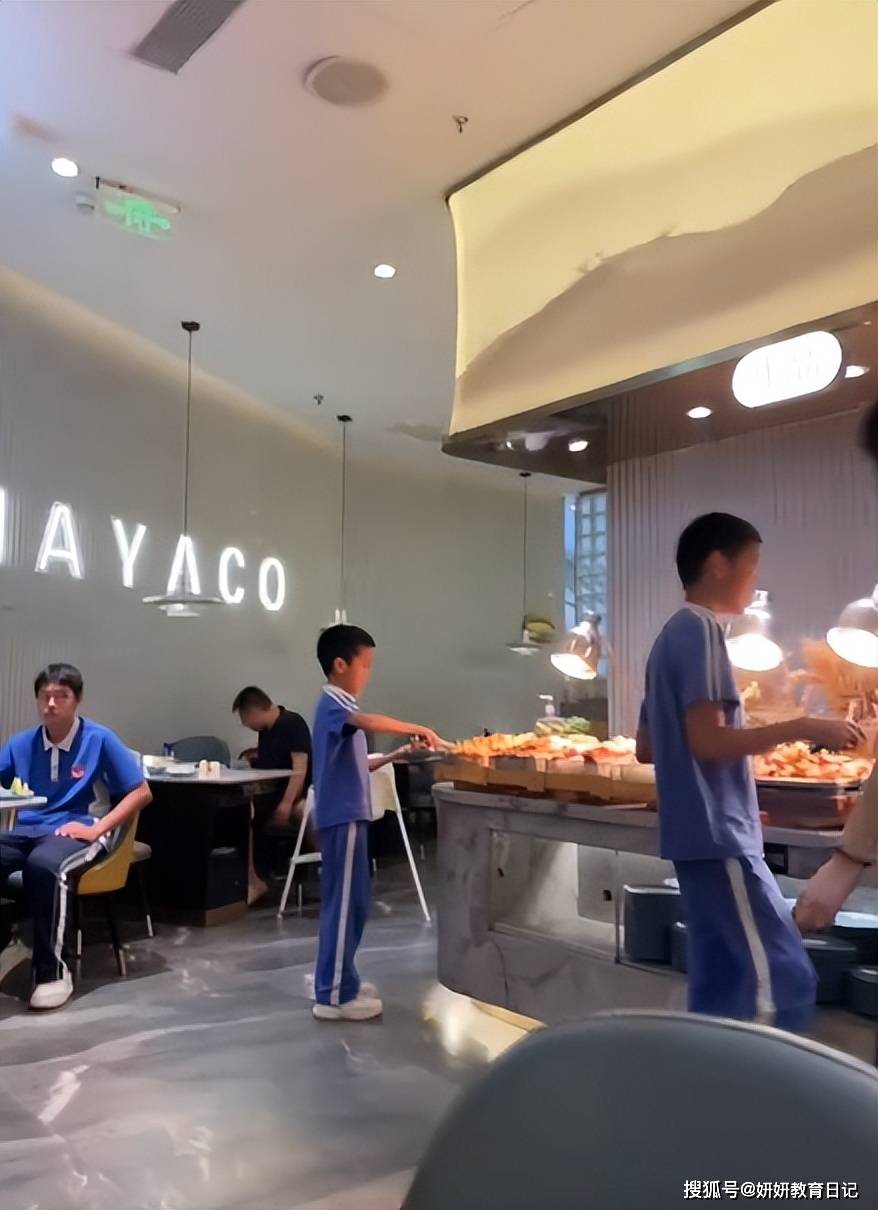原創“有錢到無法想象！”高階餐廳內80%都是深二代小學生，家長看清現實