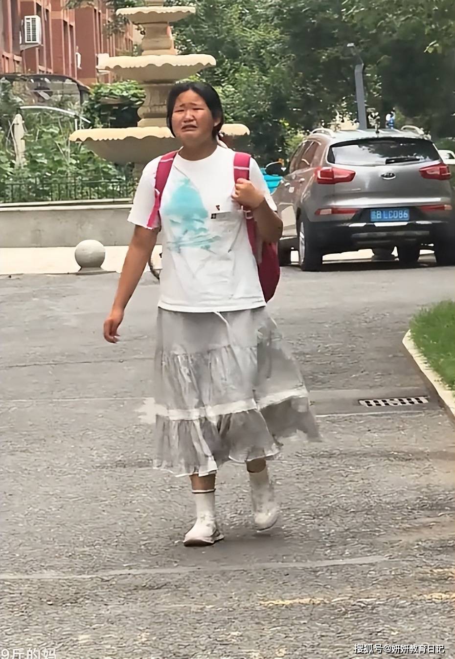 原創“親媽不會這麼說女兒”，160斤小學女生照片火了，家長刻薄而不自知