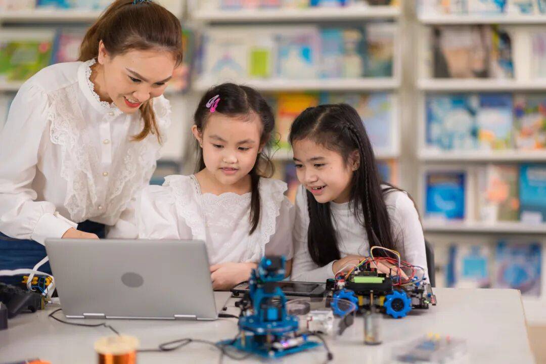 教育專欄 | AI通識課進中小學：一門新課背後，千億採購市場正在重新洗牌