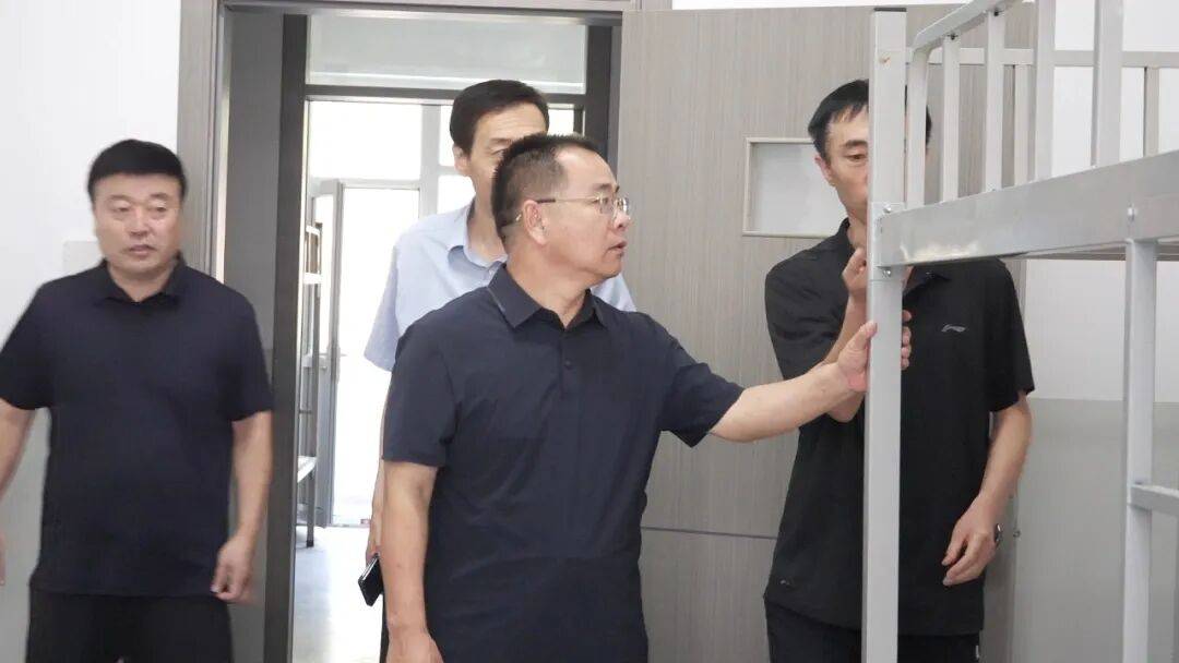 杜侯平在石樓縣職業中學調研