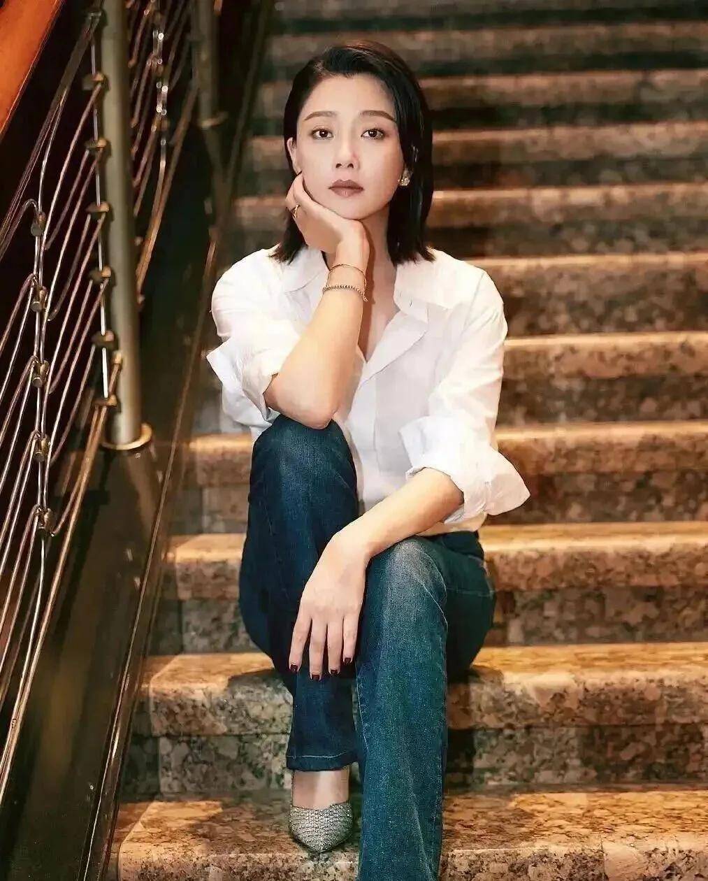 殷桃把成熟女性的舒展感穿進骨子裡，隨性素雅又自然！