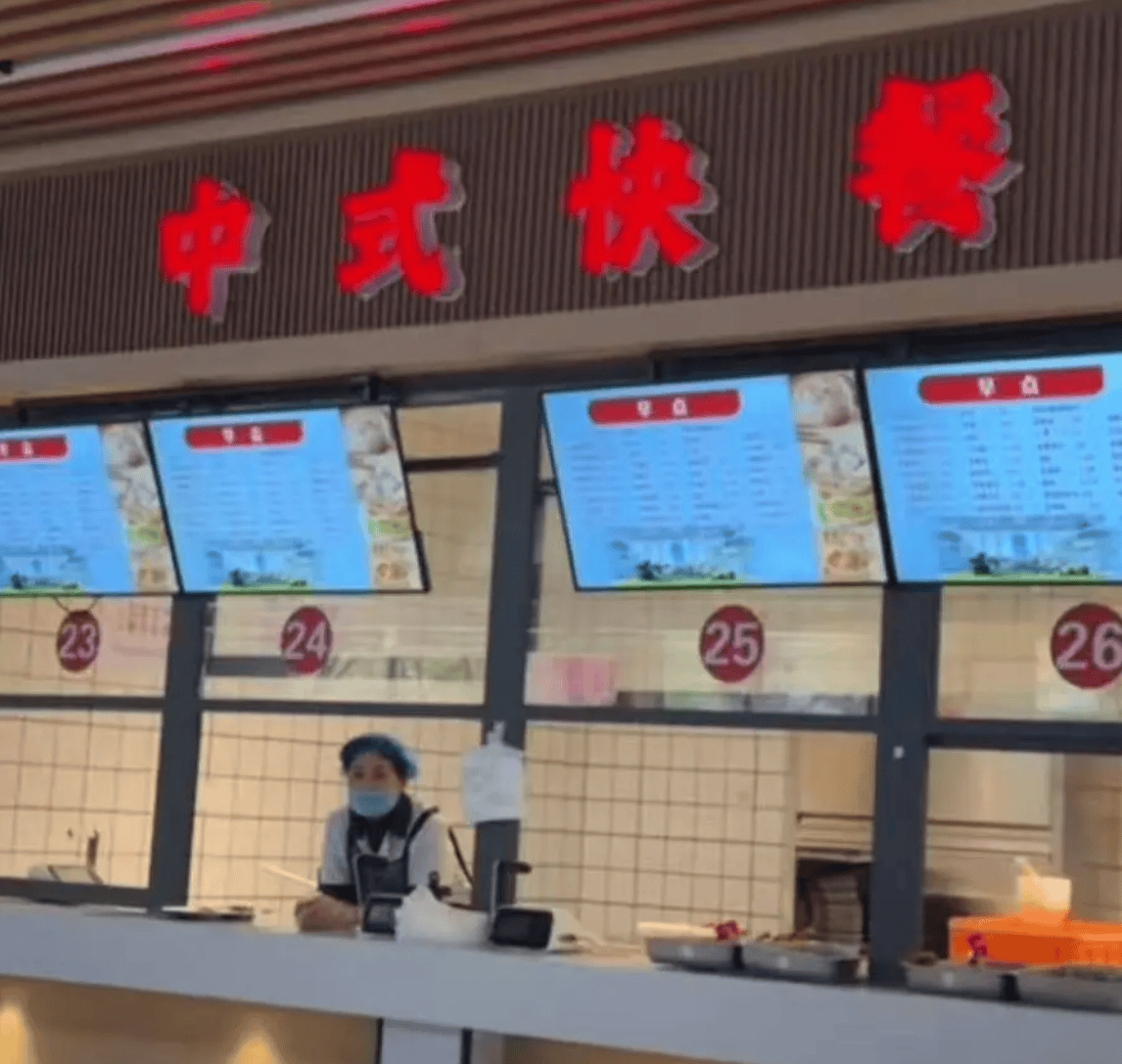原創女兒上大學，父母全家跟去食堂做飯，這事兒為啥能讓十萬人點贊？