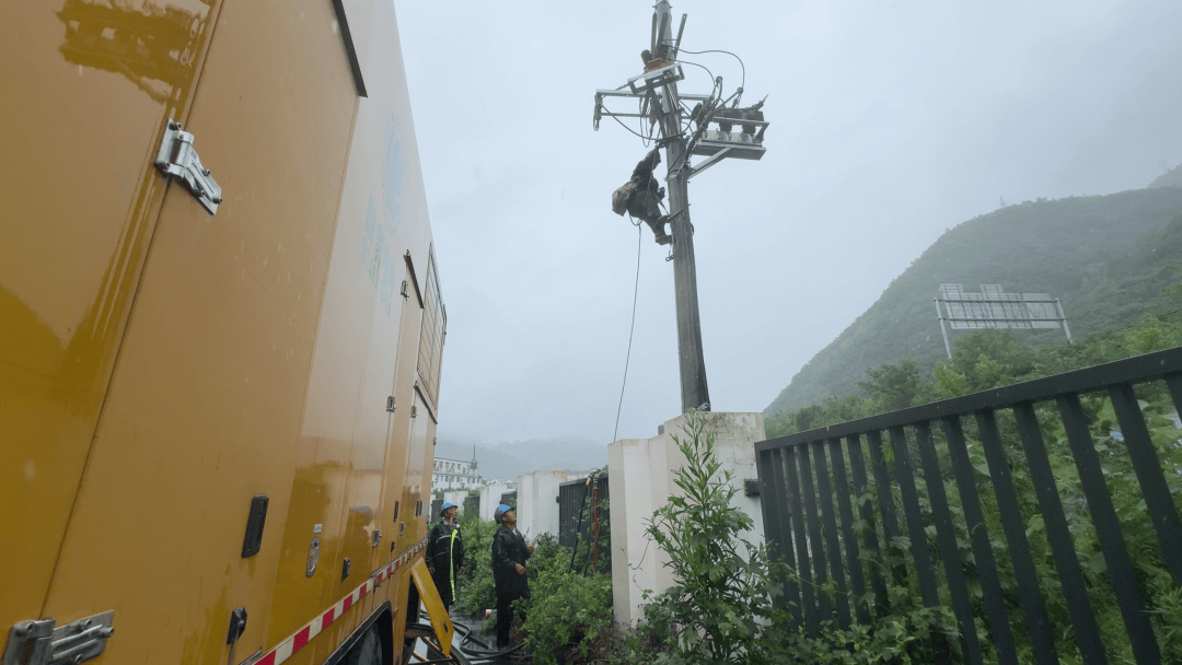 逆行不懼風雨，點亮萬家燈火！保康供電快速處置線路故障