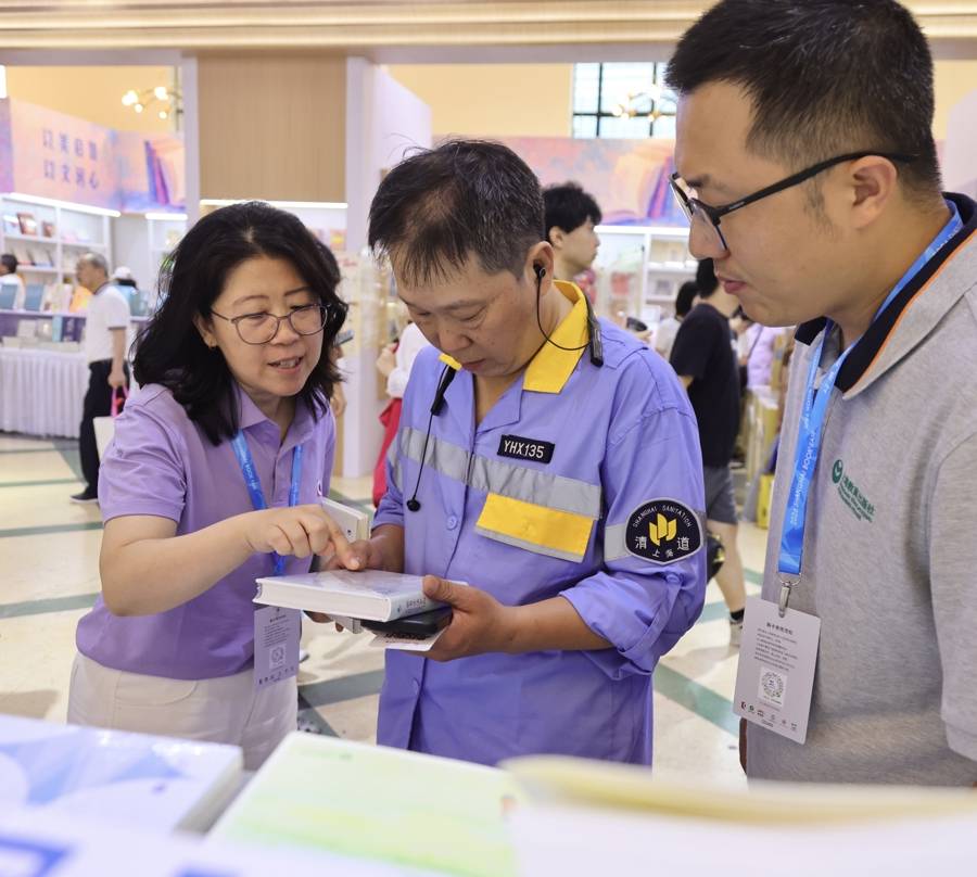 走下環衛車直奔書展！楊浦兩位“城市美容師”書香覓初心