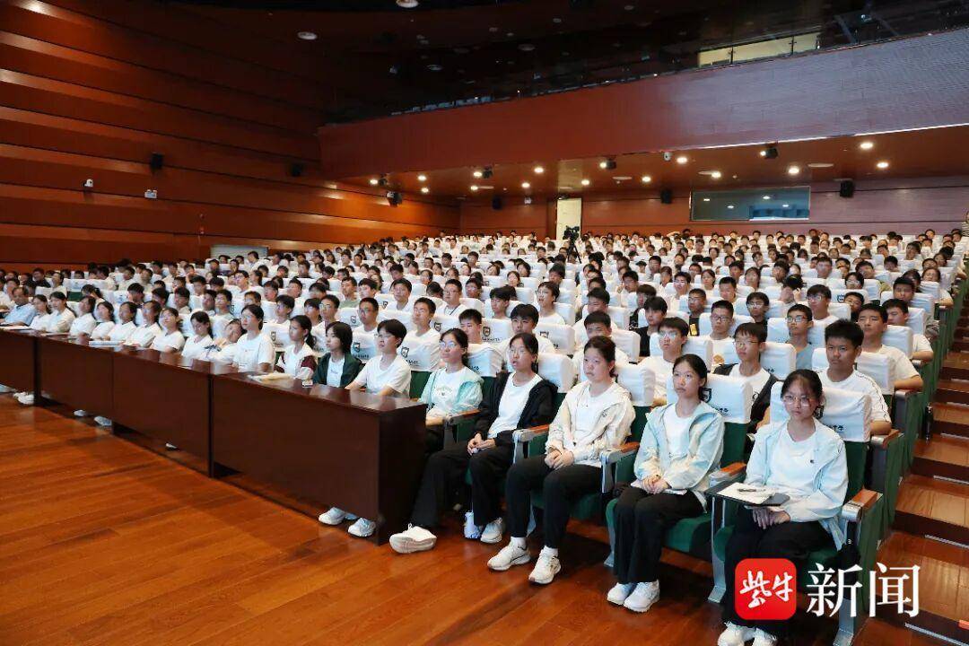 未來文理跨界的通才最具競爭力！武漢大學教授走進海安中學做講座
