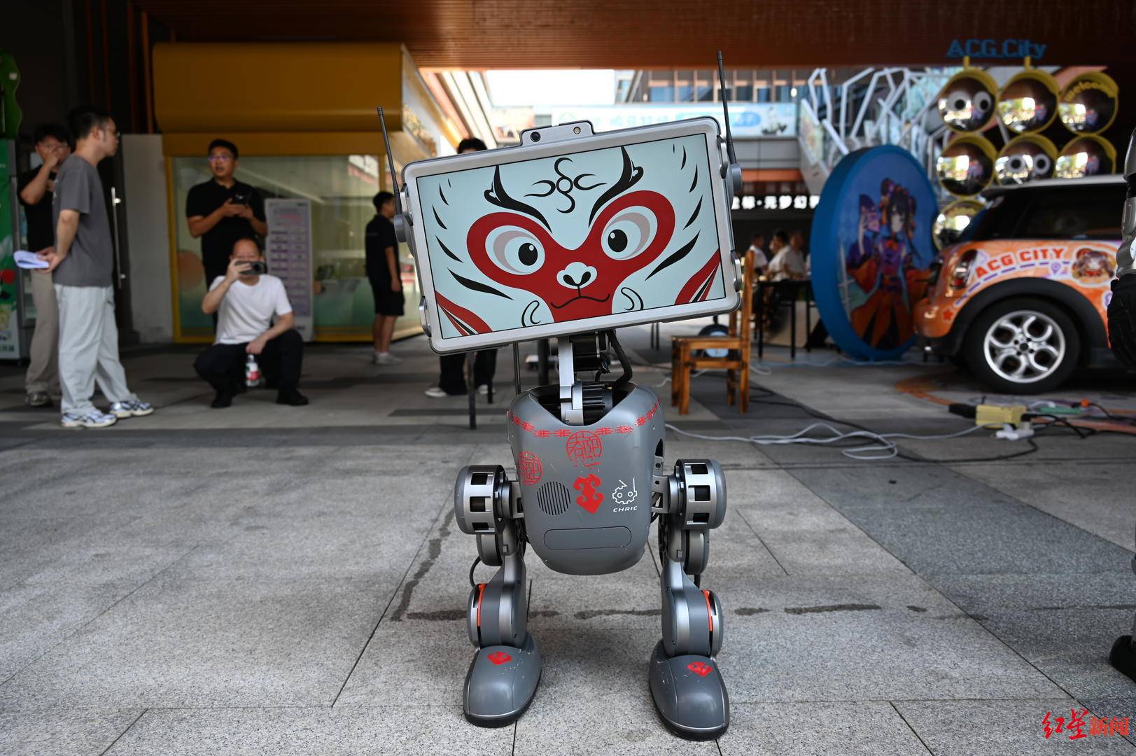拉花咖啡、冰淇淋，“成都造”機器人走進天府國際動漫城“趕考”實測