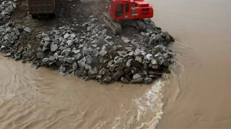 河南周口堤防潰口，醫院、駕校被淹，緊急封堵