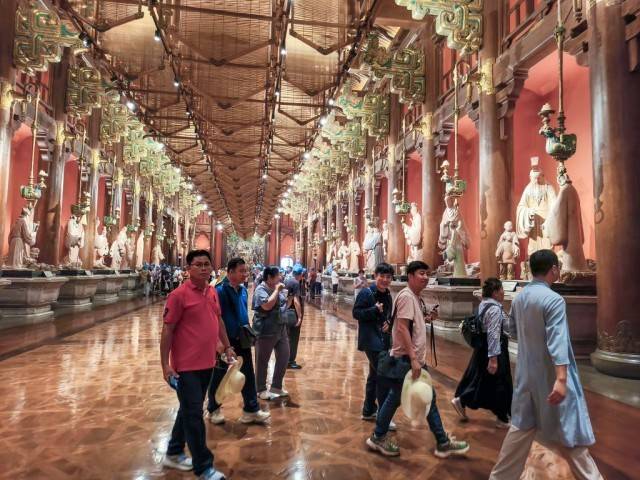 賞山海、訪聖地、品美食 老外在山東體驗清涼夏日