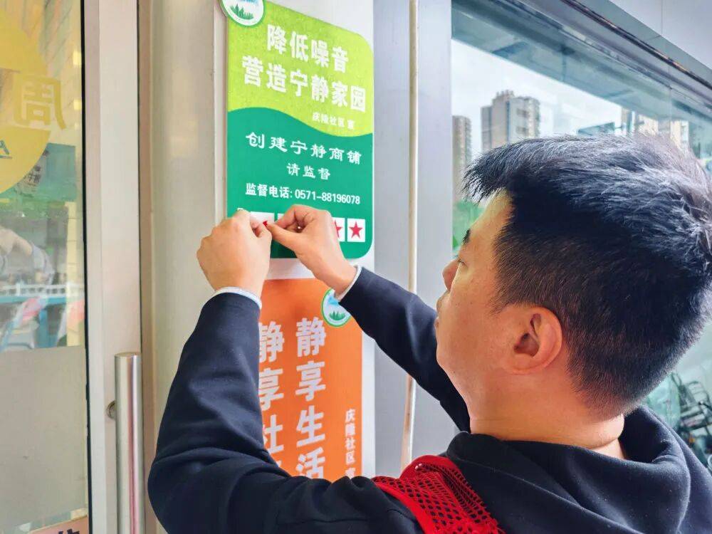 晚上8點半，廣場大燈準時熄滅，舞蹈隊自覺散場……寧靜小區怎麼建？