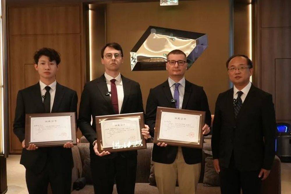 3位中法青年向山東省圖書館捐贈26份日本侵華檔案資料