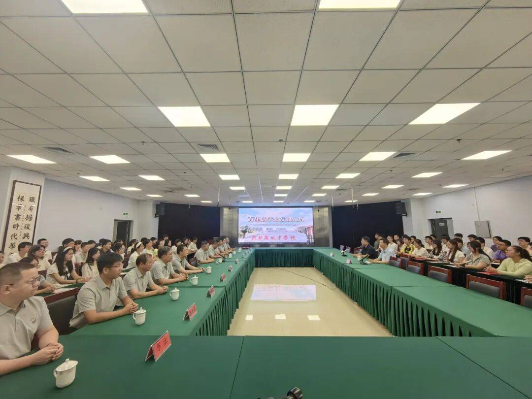 沙萬里先生為忻州高階中學80名優秀畢業生髮放助學金