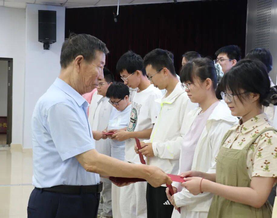 沙萬里先生為忻州高階中學80名優秀畢業生髮放助學金