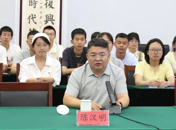 沙萬里先生為忻州高階中學80名優秀畢業生髮放助學金