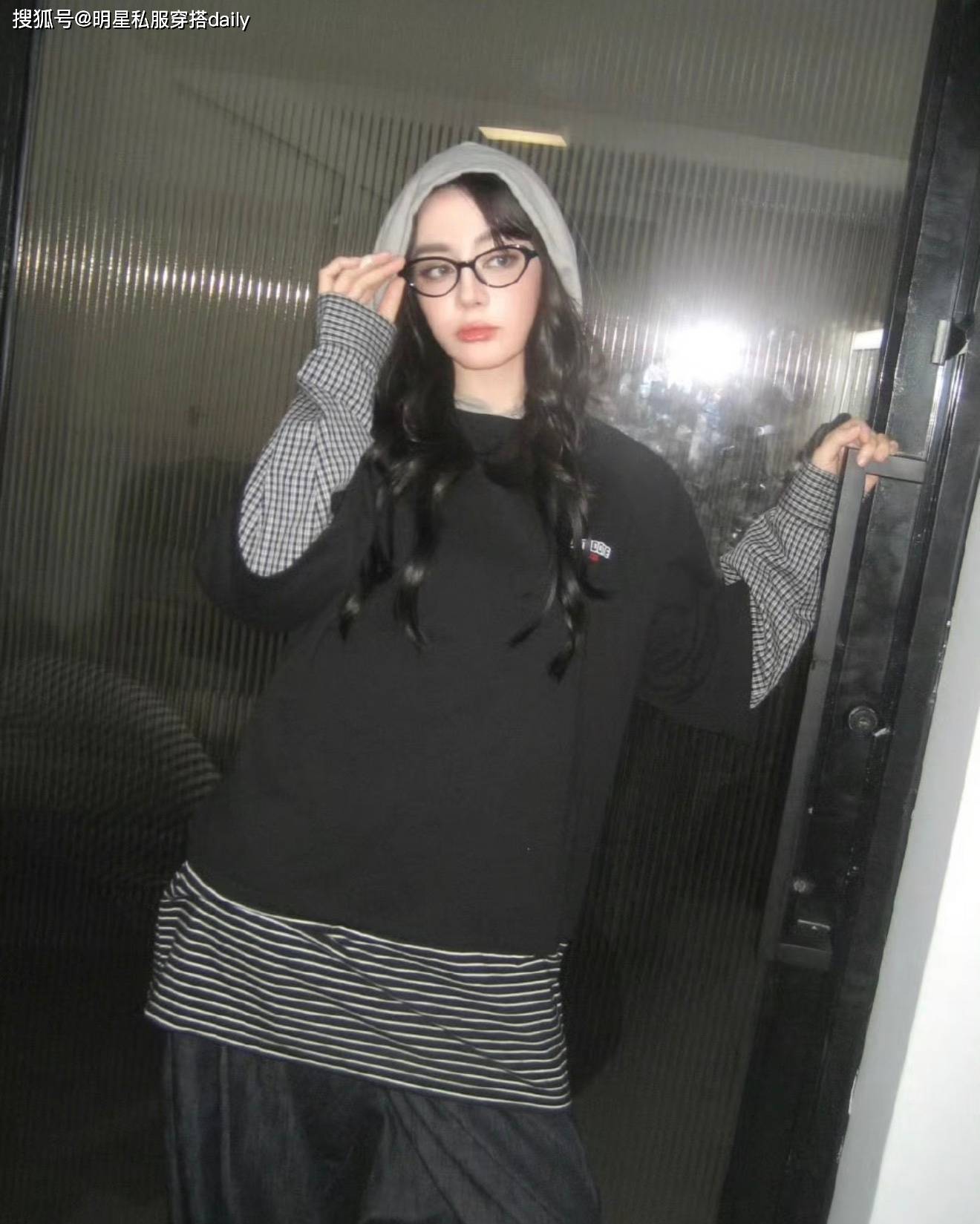 原創迪麗熱巴不愧“頂級美女”！穿拼接衛衣戴貓眼眼鏡，高智感女神！