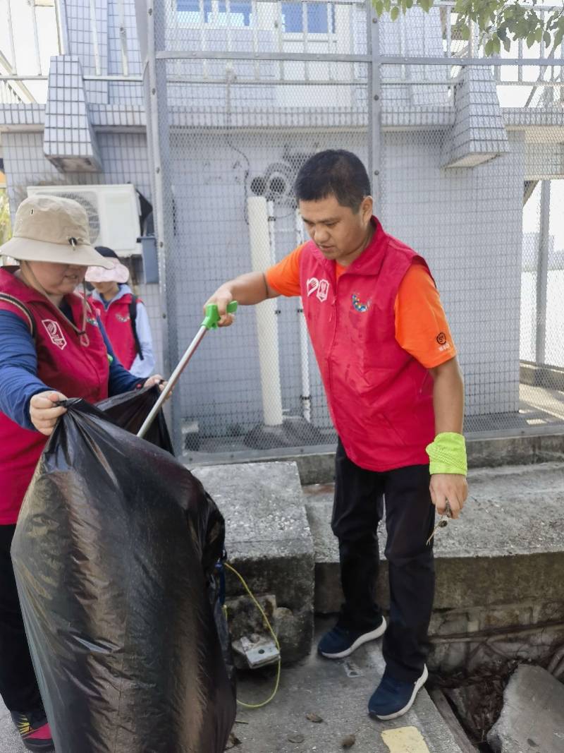 深圳快遞小哥摘全國五一勞動獎章！46歲決定重返校園讀本科