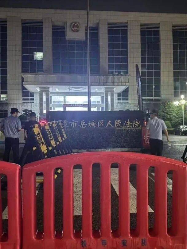 弟弟舉報哥哥“頂替上大學”案庭審至深夜