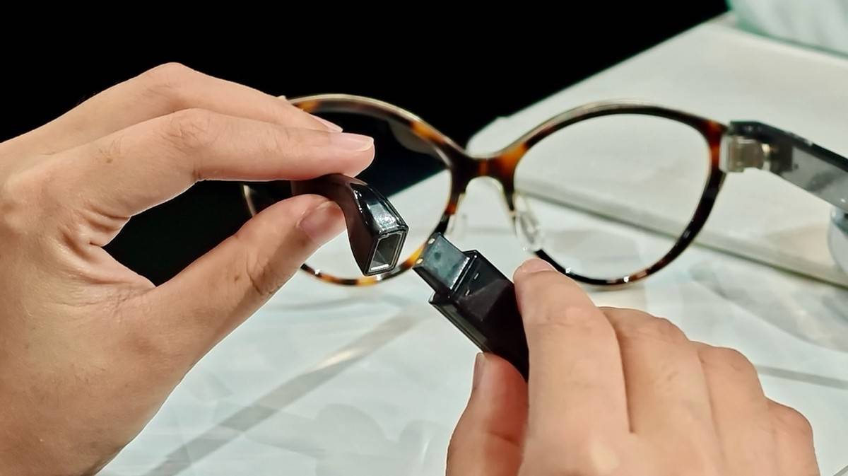 原創閃極loomos L1正式登場：主動AI記憶+換電架構，重新定義全天候AI眼鏡