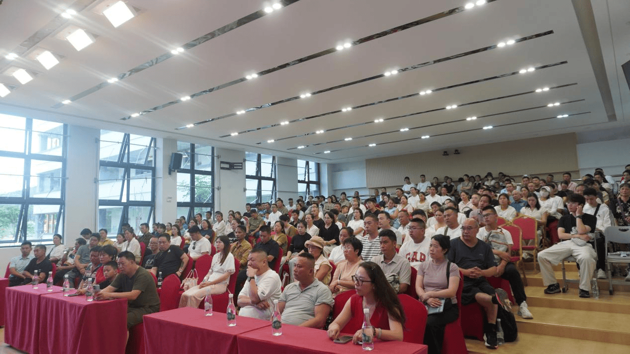 磨憨—磨丁合作區第一中學開展2026級新生報到暨家長見面會