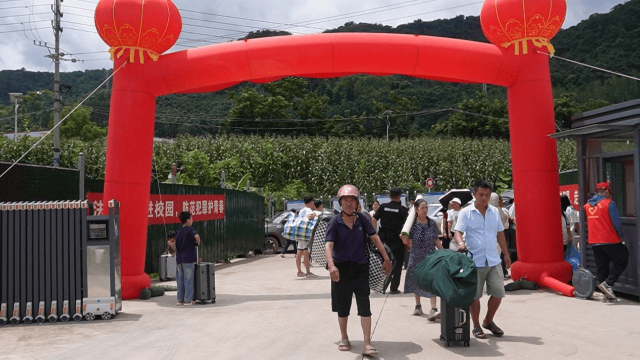 磨憨—磨丁合作區第一中學開展2026級新生報到暨家長見面會