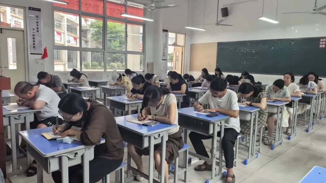 南陽市第六完全學校高階中學暑期全員系列專題培訓圓滿結束