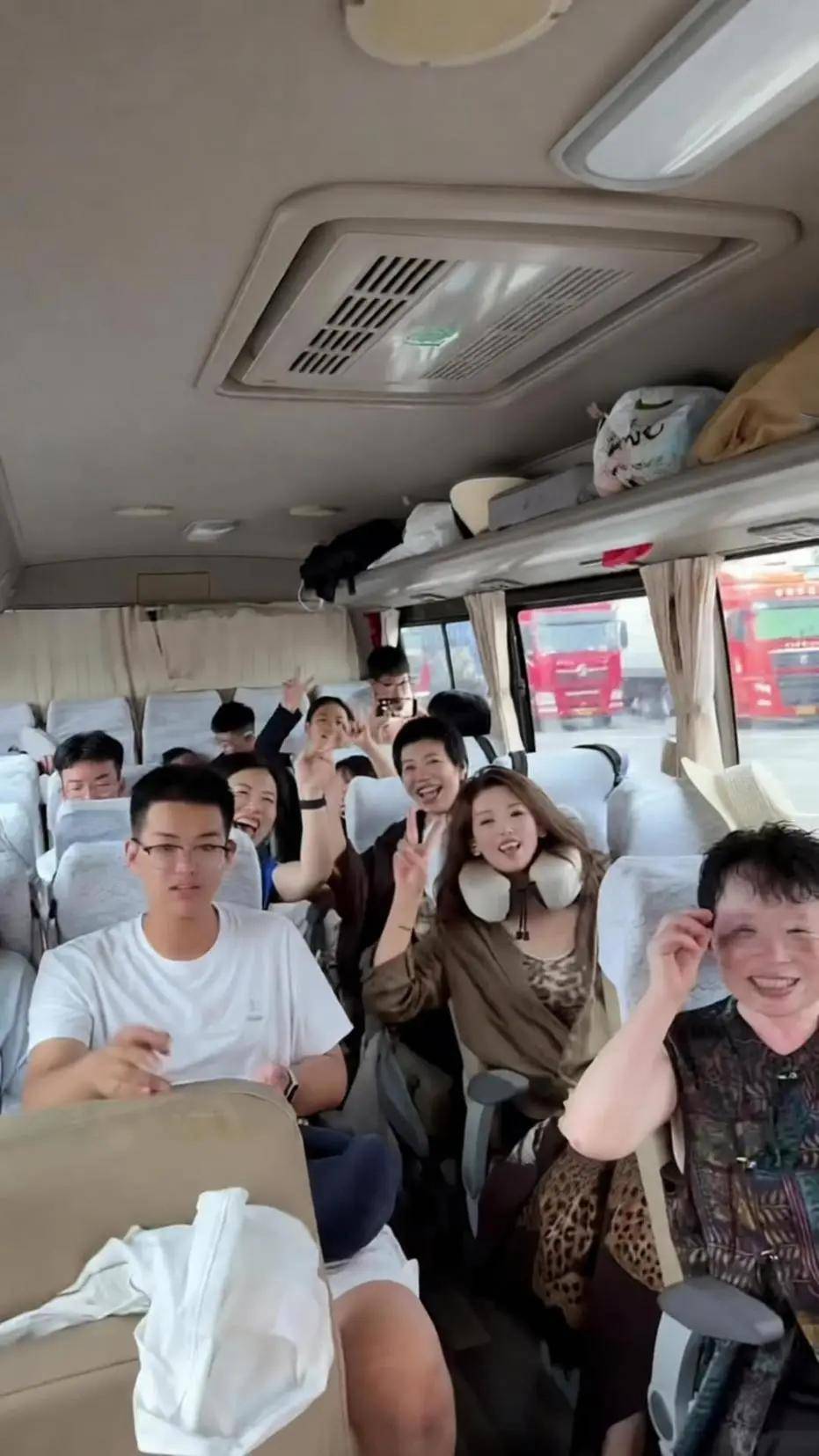 原創跨越千里，一家16口包中巴送新生去西安交通大學上學，母親稱下一代首個大學生