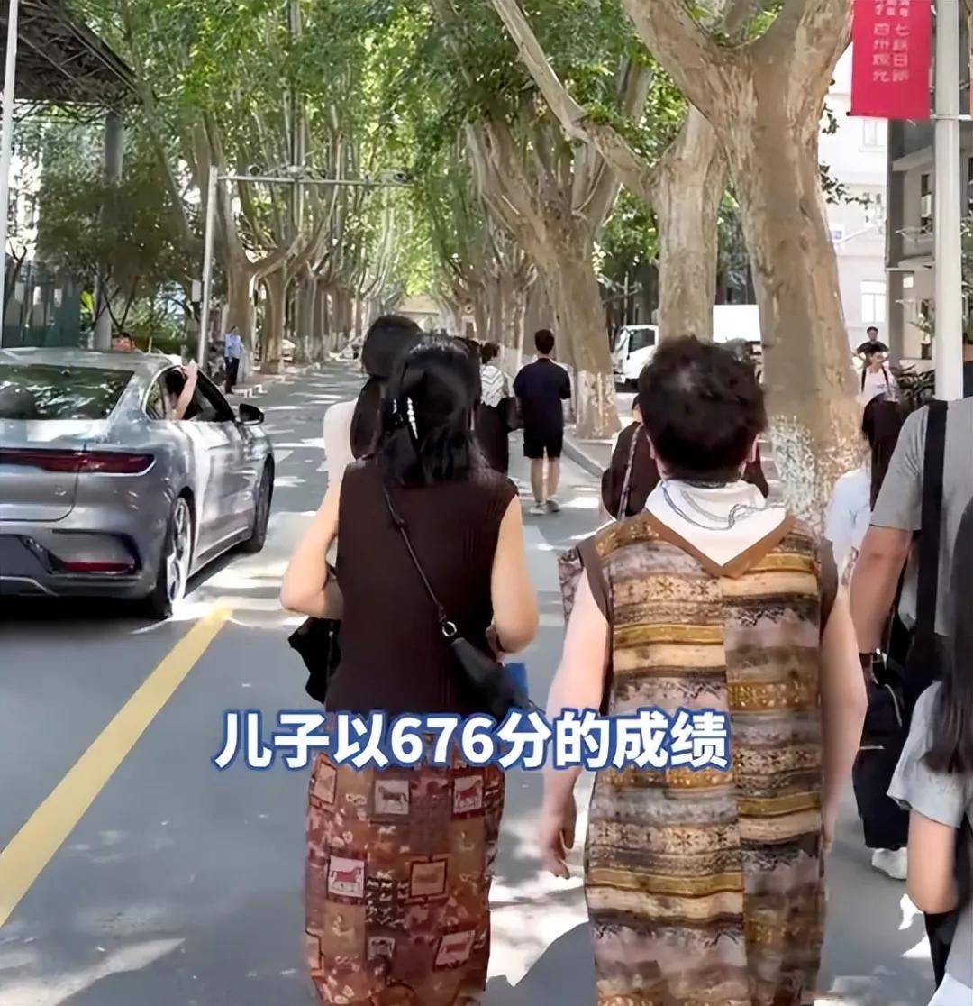 原創跨越千里，一家16口包中巴送新生去西安交通大學上學，母親稱下一代首個大學生