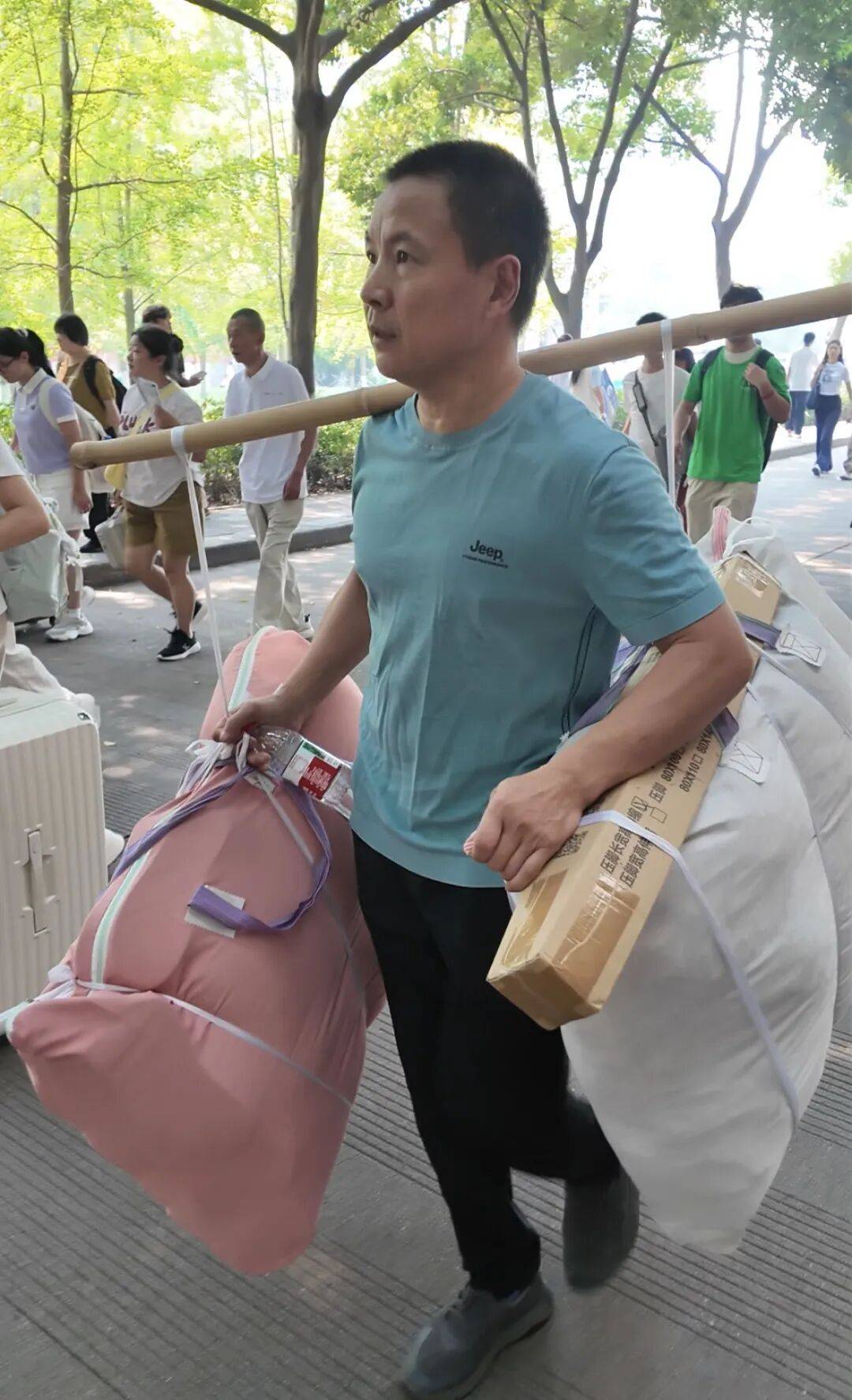 父親挑扁擔送雙胞胎姐妹上大學！倆人高考差3分 ，考入同一大學，住同一寢室
