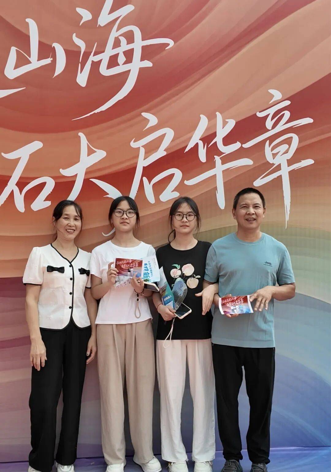 父親挑扁擔送雙胞胎姐妹上大學！倆人高考差3分 ，考入同一大學，住同一寢室