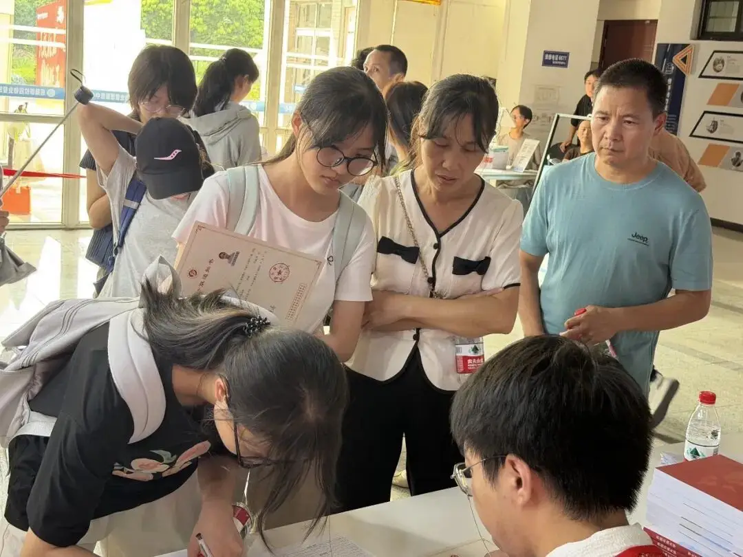 父親挑扁擔送雙胞胎姐妹上大學！倆人高考差3分 ，考入同一大學，住同一寢室