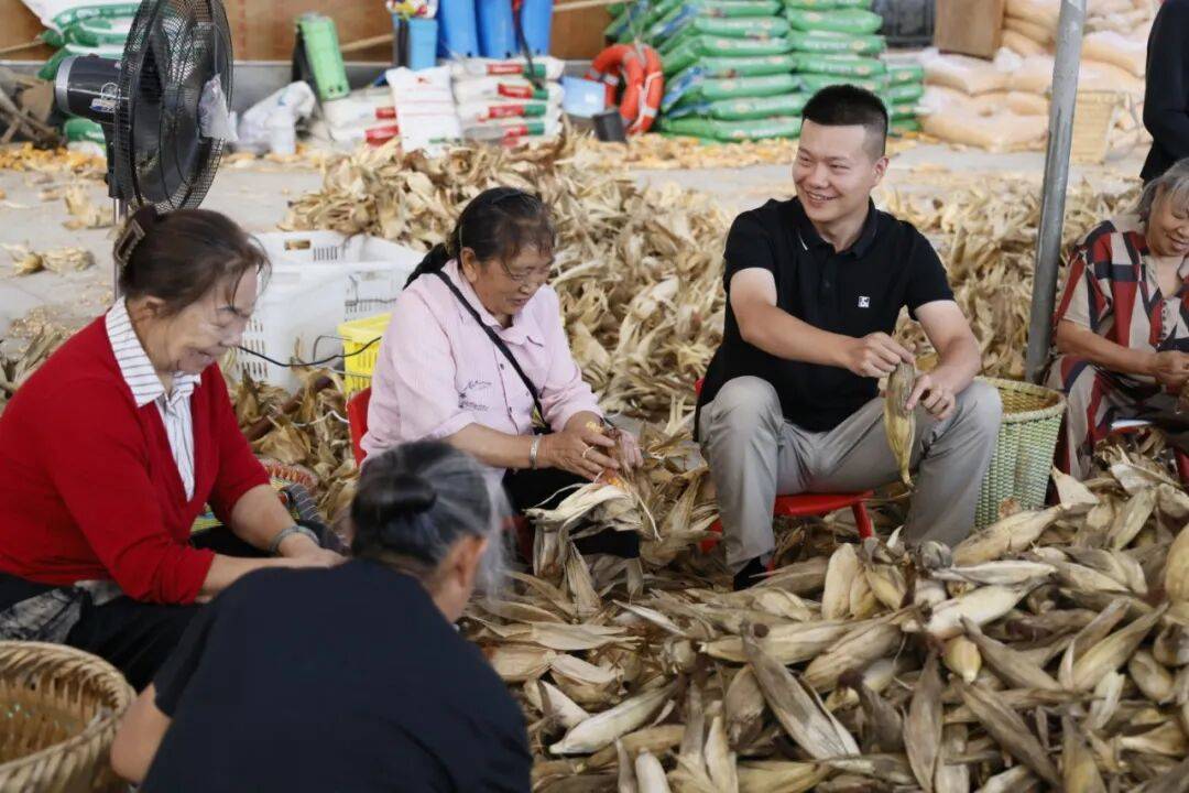 身邊榜樣丨清華選調生潘豎橫：把青春論文寫在黔北田埂上