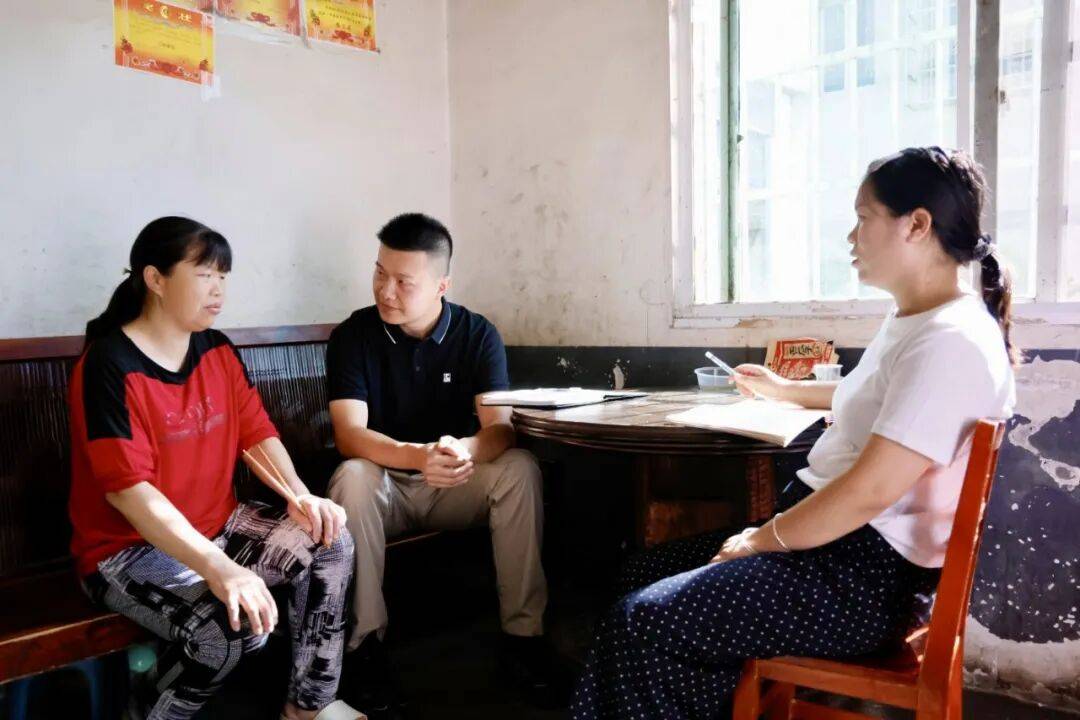 身邊榜樣丨清華選調生潘豎橫：把青春論文寫在黔北田埂上