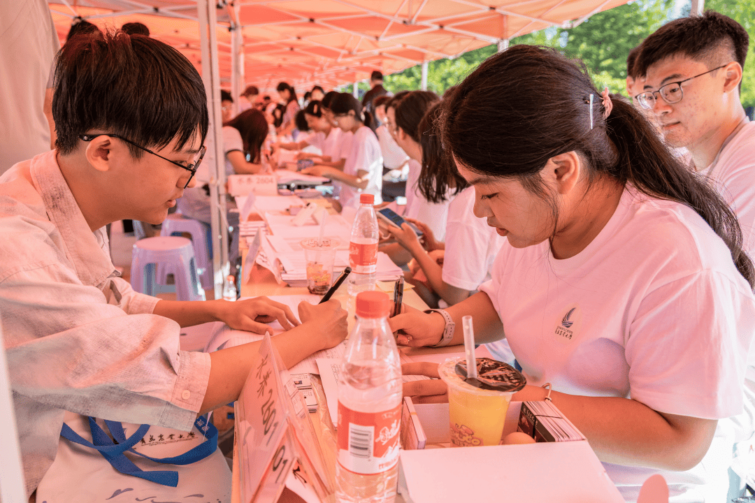 青島農業大學城陽、平度兩校區同步喜迎2026級新生報到