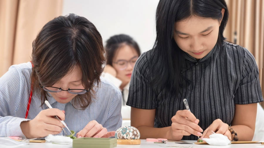 市民夜校首進復旦大學！非遺+AI，大學生上夜校學美育