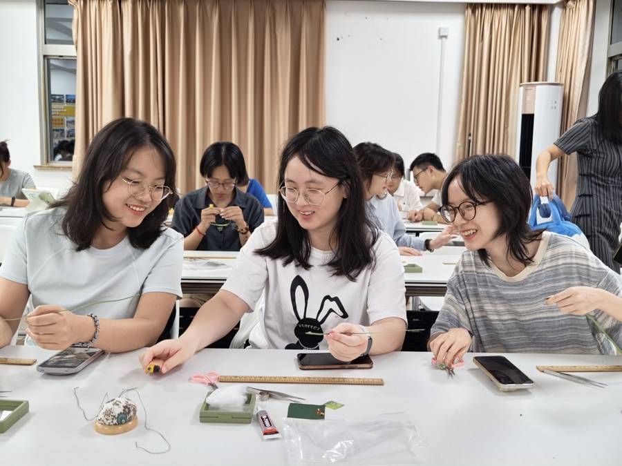 市民夜校首進復旦大學！非遺+AI，大學生上夜校學美育