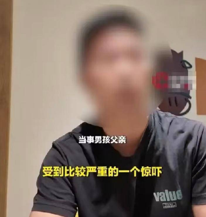 原創想當網紅的被摸臀女生，前途徹底葬送，被扒出想海外留學，遭舉報
