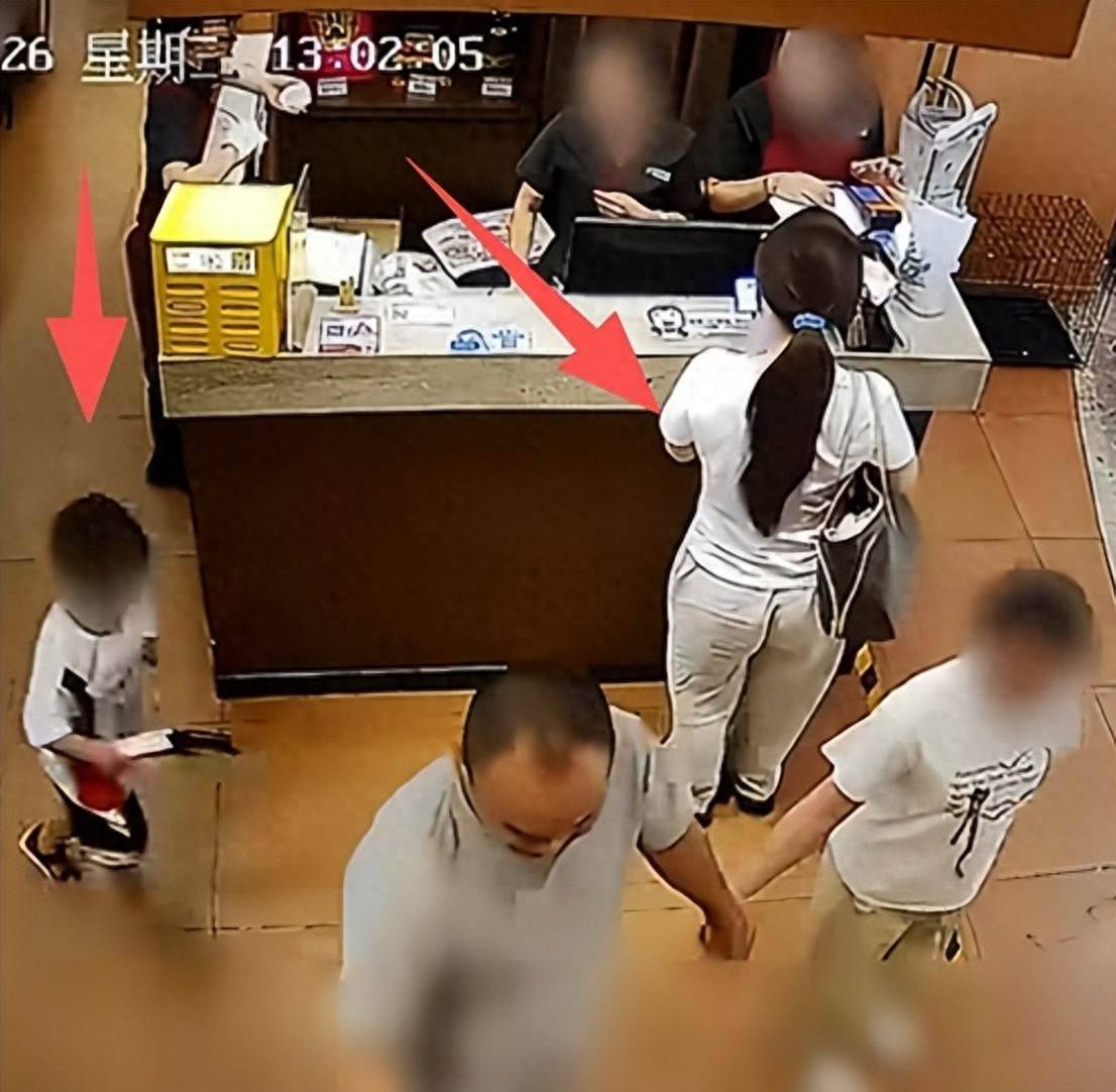 原創想當網紅的被摸臀女生，前途徹底葬送，被扒出想海外留學，遭舉報