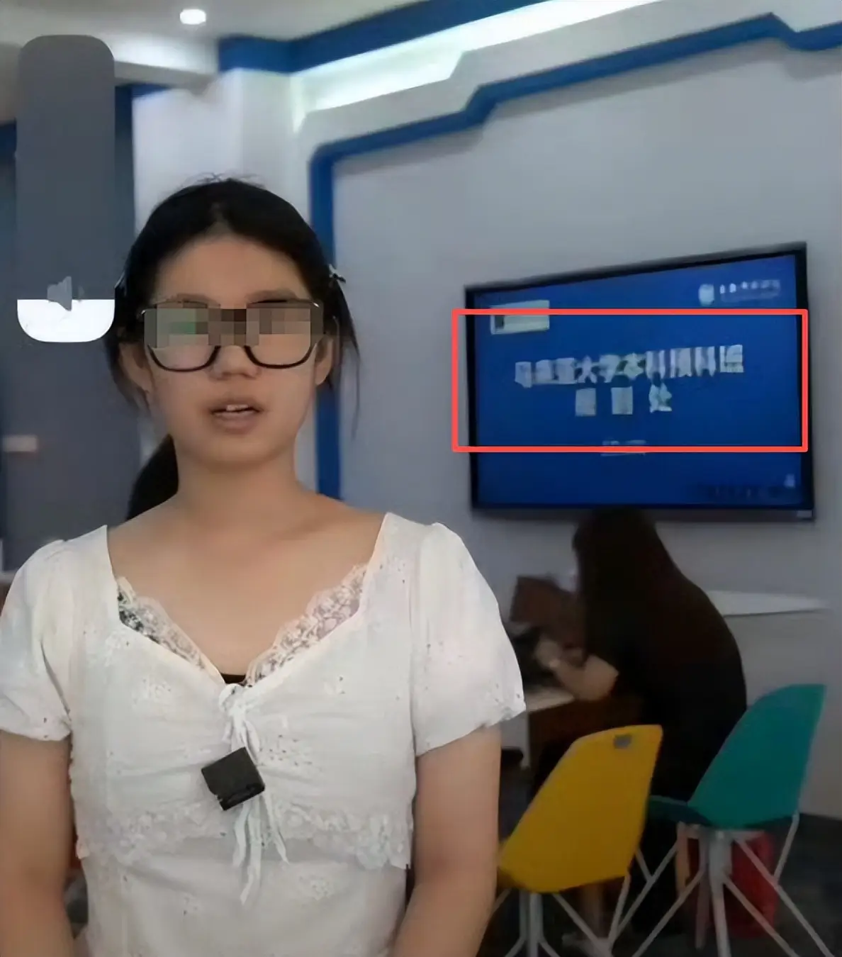 原創想當網紅的被摸臀女生，前途徹底葬送，被扒出想海外留學，遭舉報