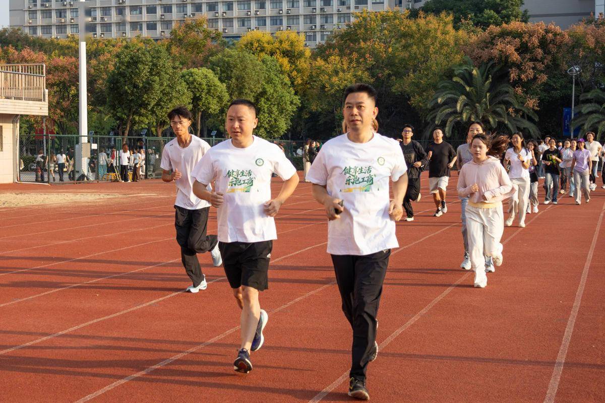 大學校長邀約晨跑後續：校長、黨委書記與新生一起跑步