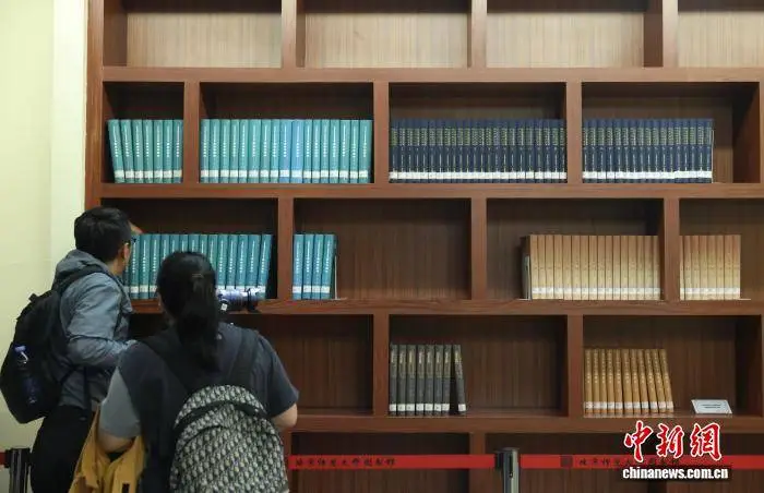 （文化中國行·校館絃歌）在北師大圖書館看古籍的歷史與傳承