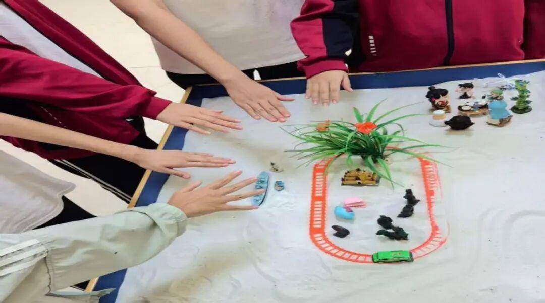 泰安長城中學心理社團開展沙盤遊戲體驗活動