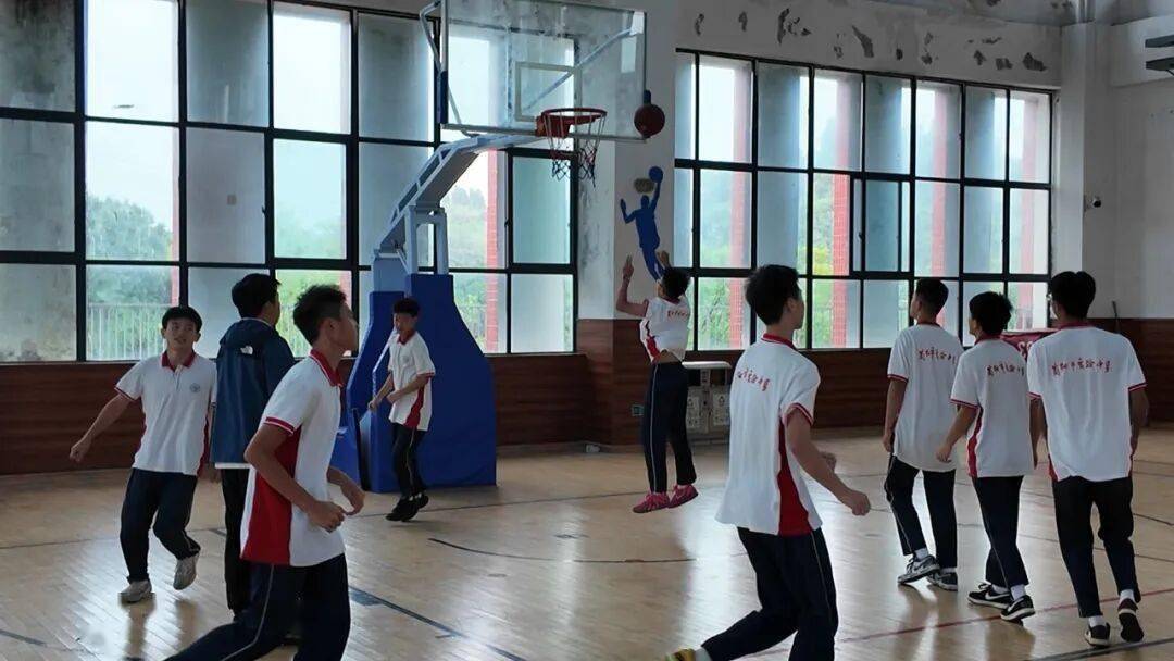 簡陽市實驗中學：“泳”往直前強體魄 五育並舉育新人